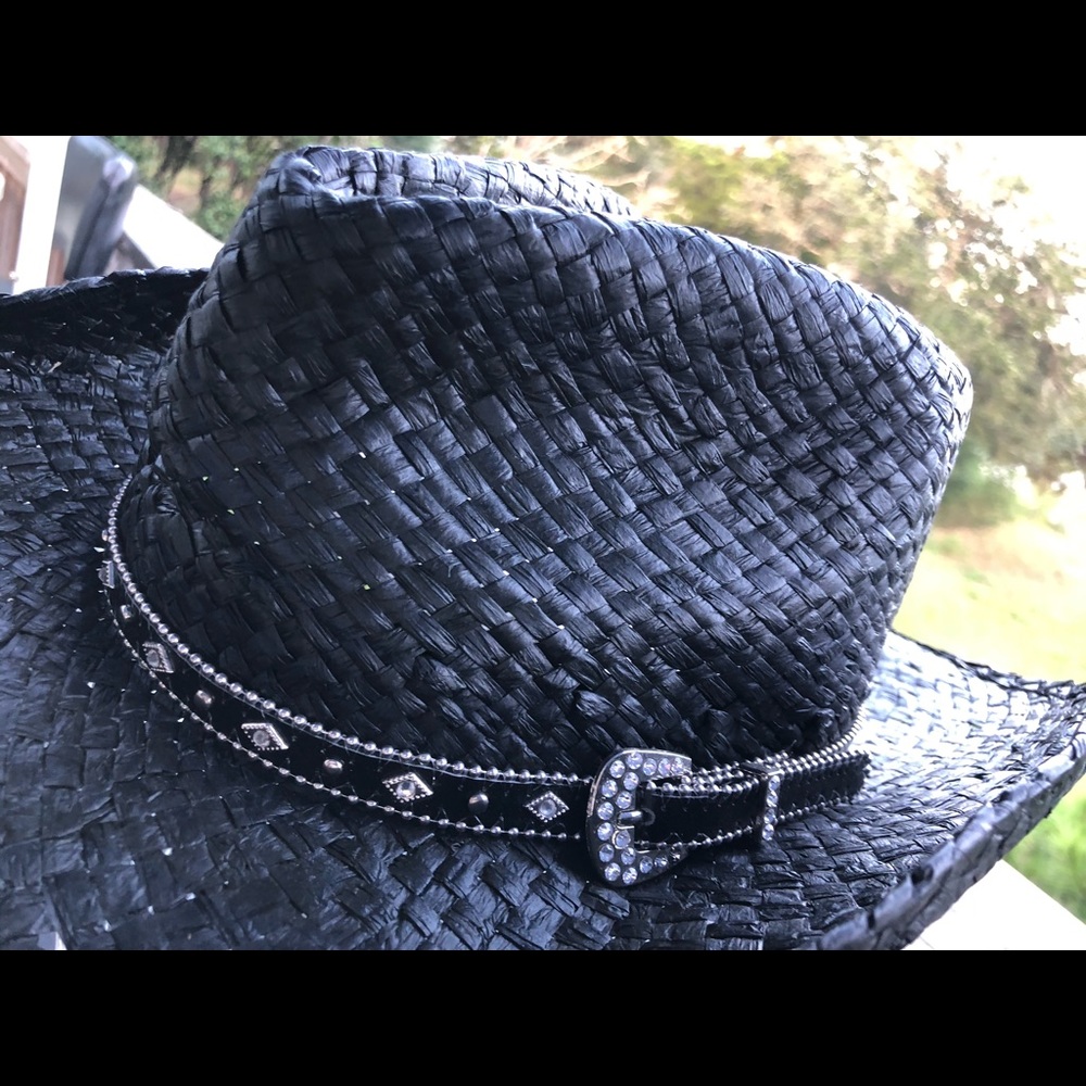 Cowboy hat, straw moldable. With bling buckle.